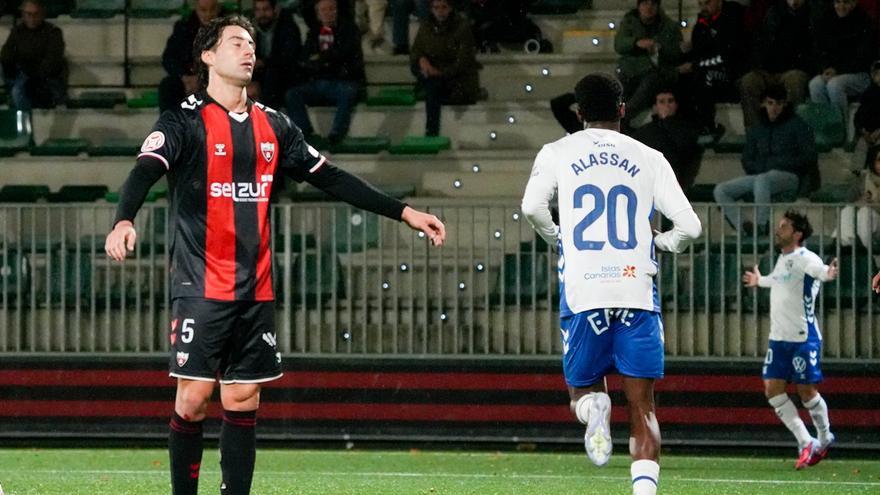 El Tenerife asalta el fortín de Gobela