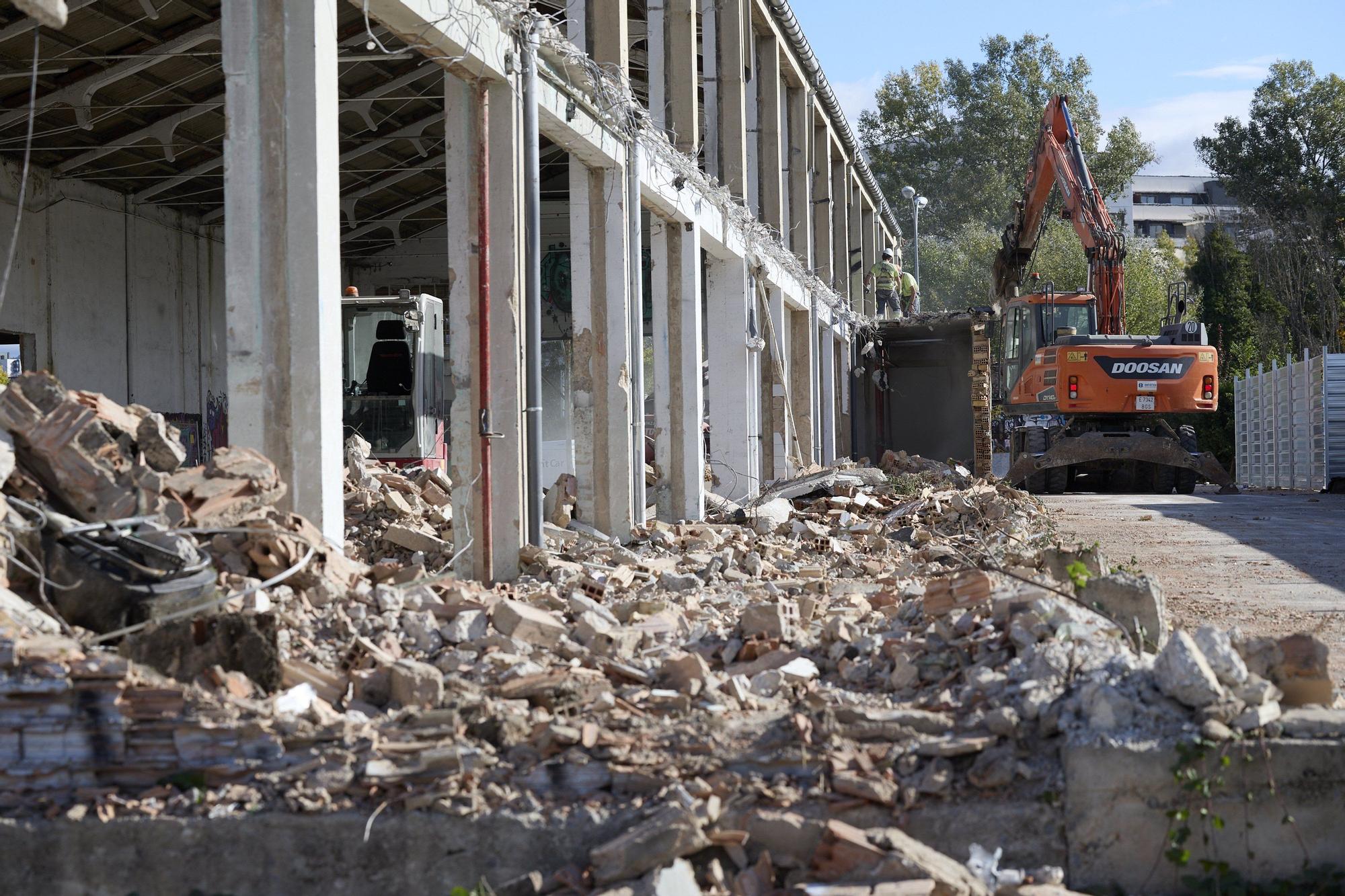 [FOTOS] Comienza el derribo de Transportes Iruña para construir el Building Arquitectura Institute