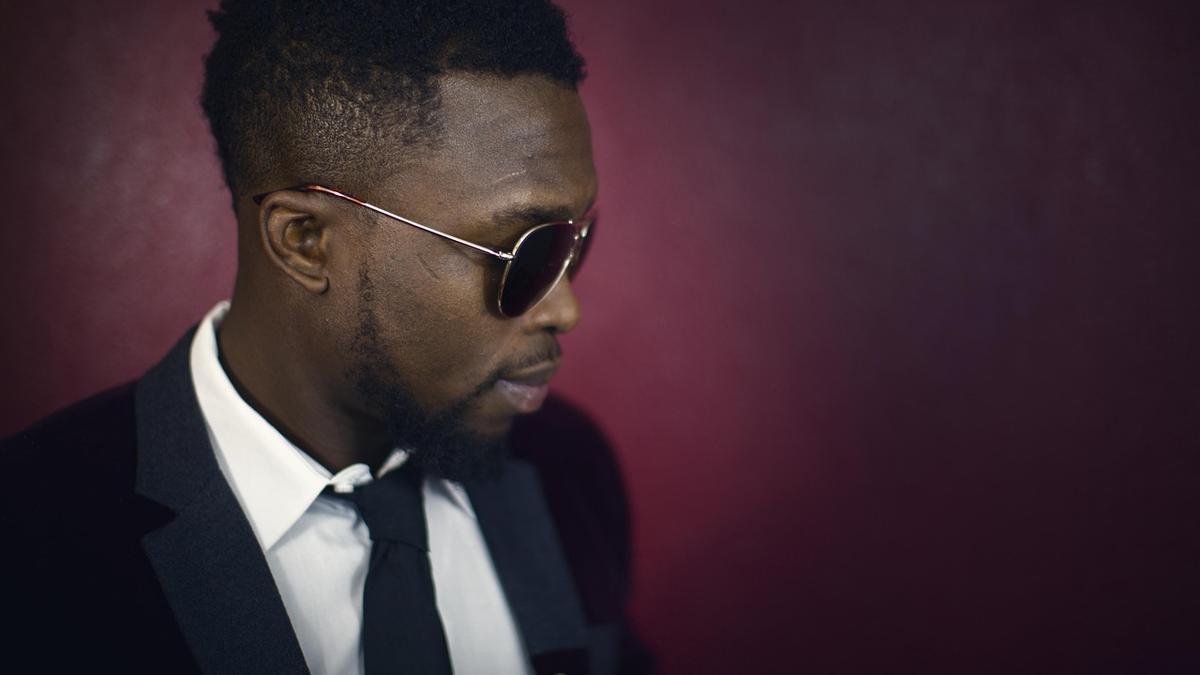 Imagen de archivo de un hombre trajeado