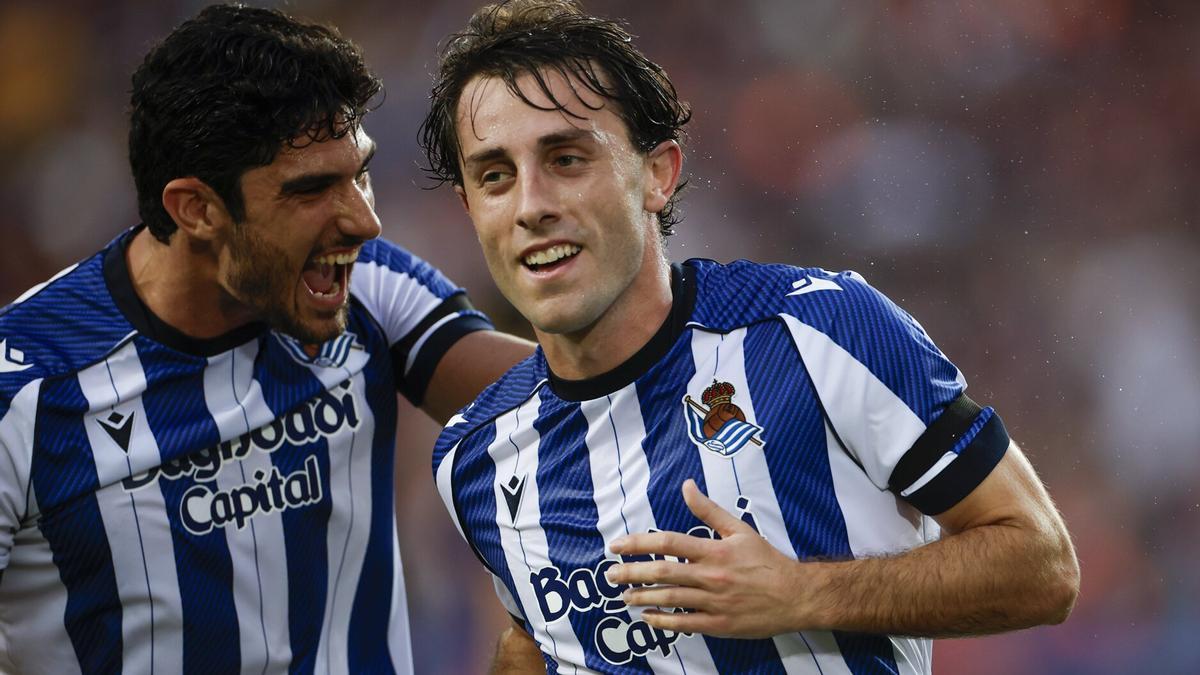 Álvaro Odriozola celebra su gol con Gonzçalo Guedes.