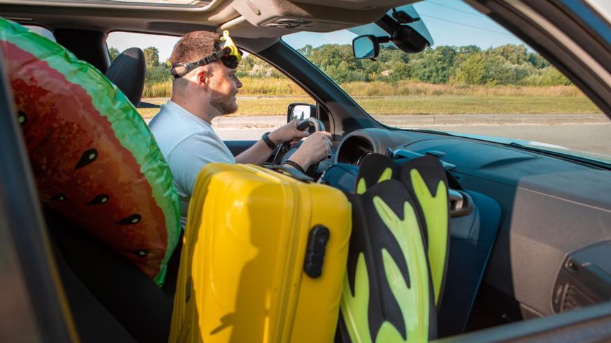 La multa que puede caer por llevar paquetes o bolsas de la compra en los asientos