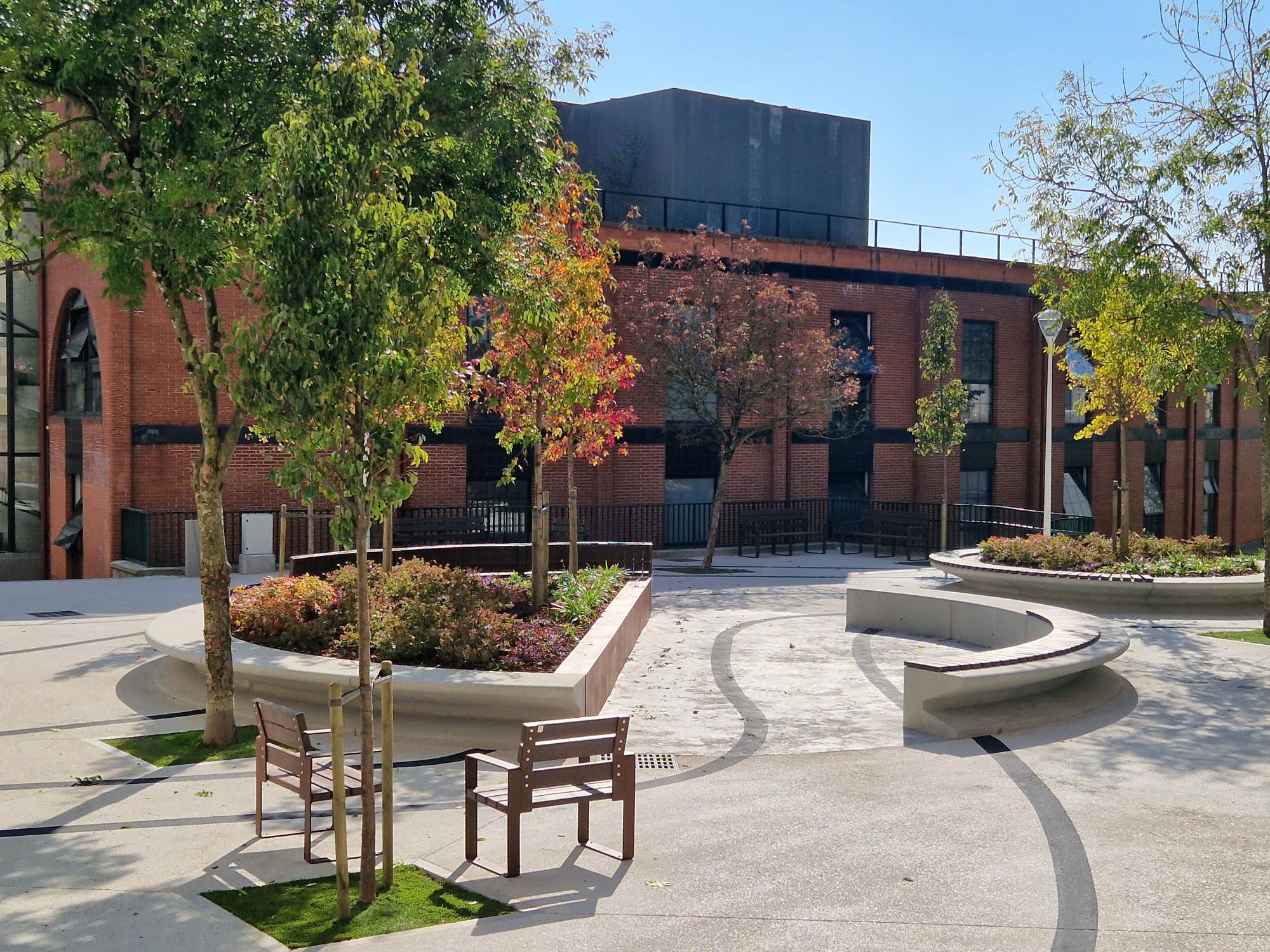 Así luce la renovada plaza Zizeruena de Otxarkoaga