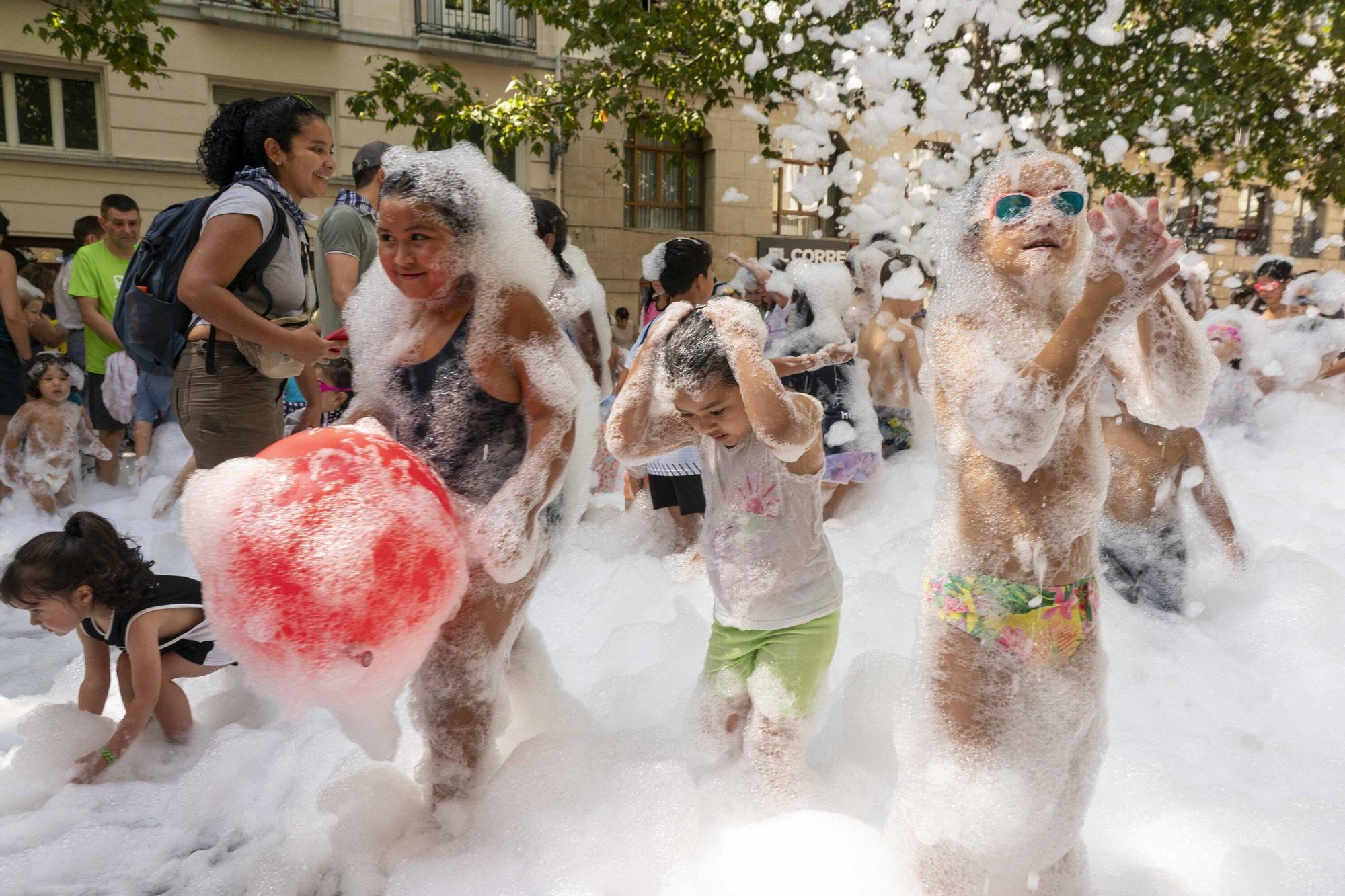 En imágenes: ¡Un baño de espuma refresca a los más txikis!