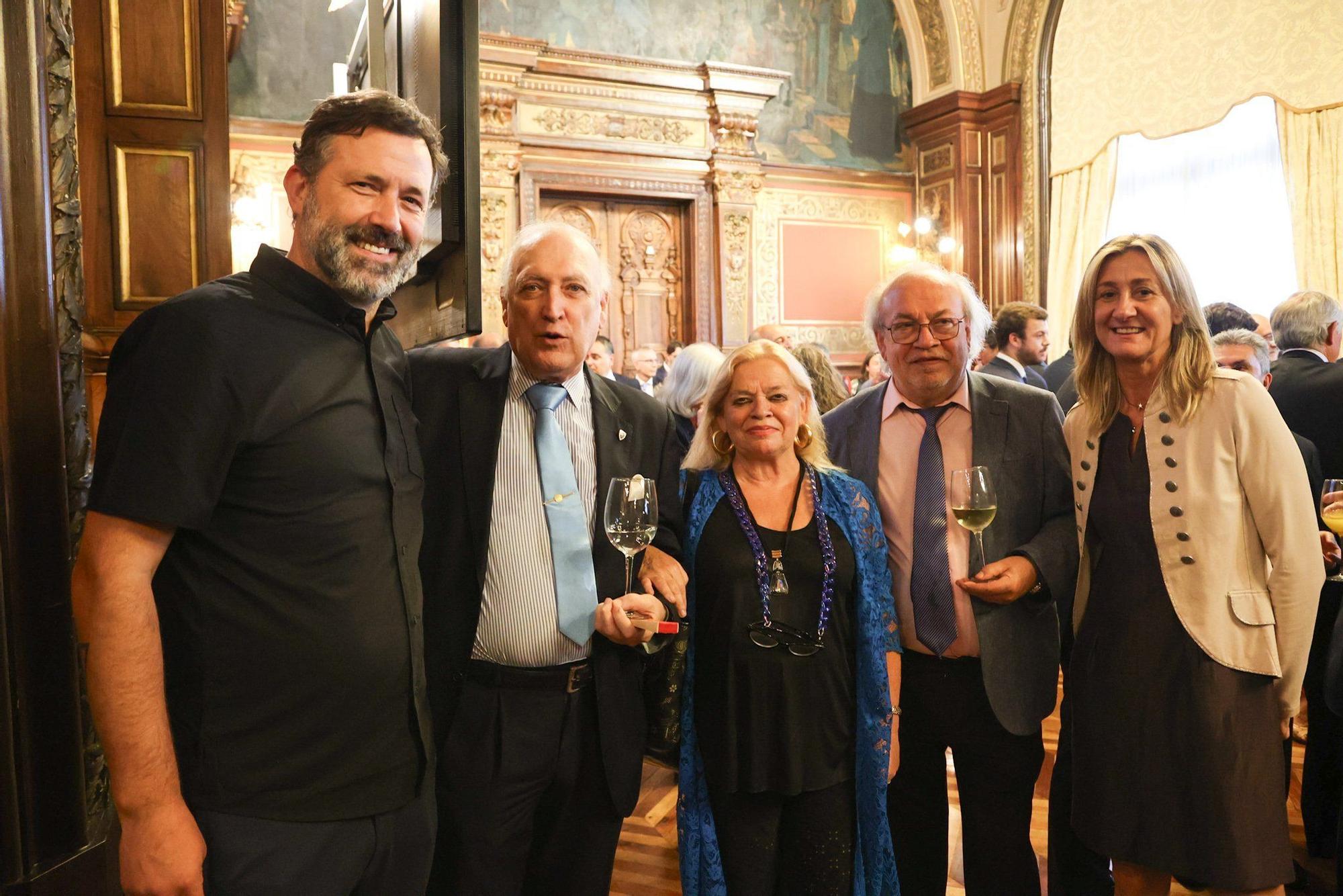 Alfonso Santiago, el exdiputado general José Alberto Pradera y Amagoia y Asier Loroño con Isabel Iturbe.