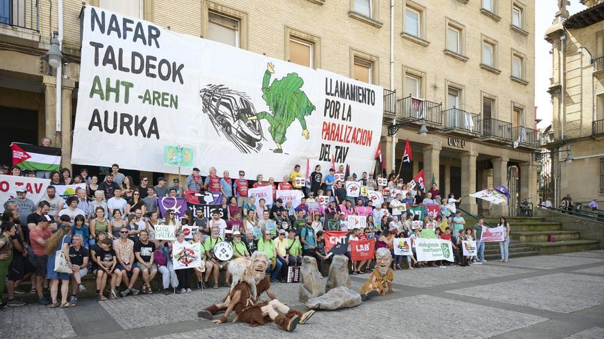 Fotos de la protesta en Pamplona de los colectivos contra el TAV