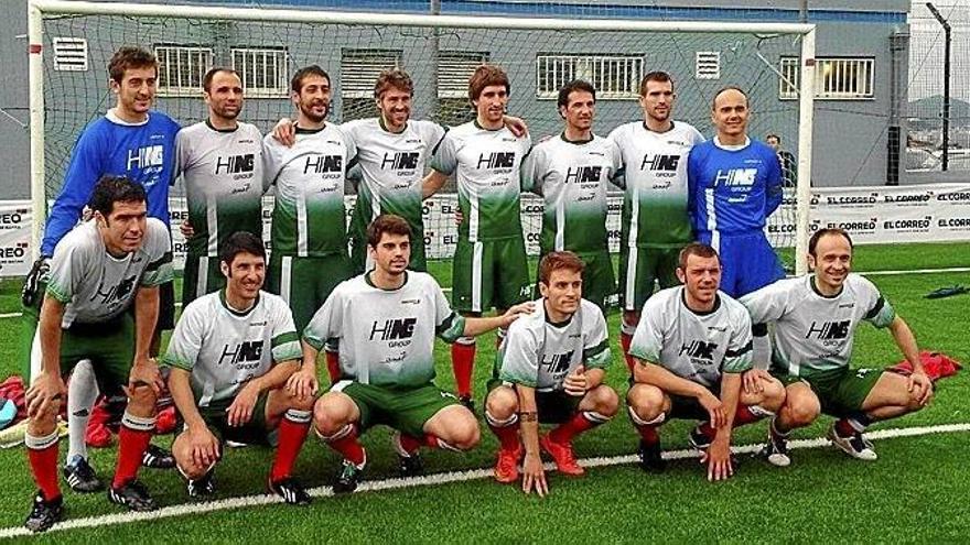 Los jugadores de Zuma Hine antes de jugar el partido que les hizo vencedores de España en fútbol siete.
