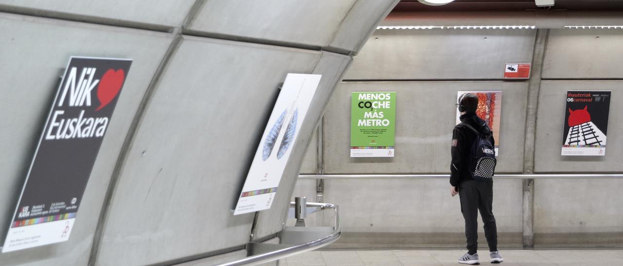 En imágenes:  Una exposición con carteles publicitarios y anuncios recorre la historia de Metro Bilbao