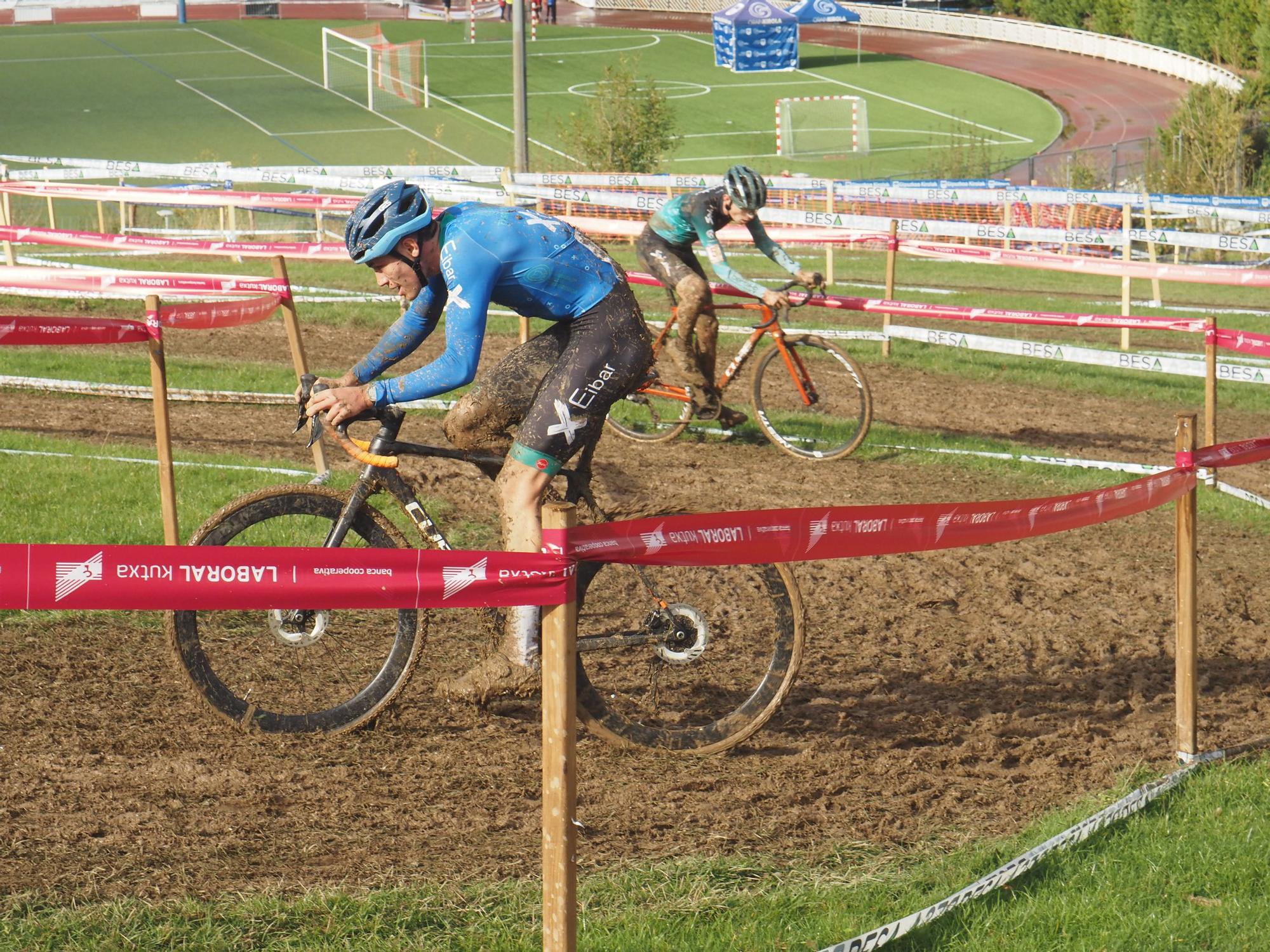 El barro se sumó al espectáculo de ciclocross en Elgoibar