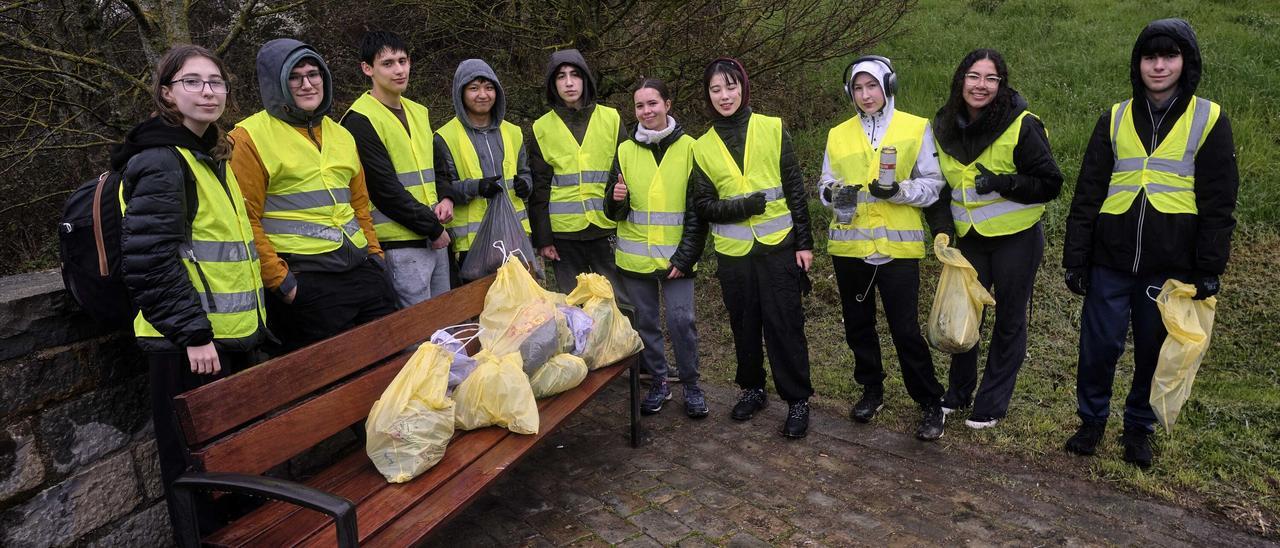 Limpieza del río Arga en el entorno de la Nogalera de Burlada