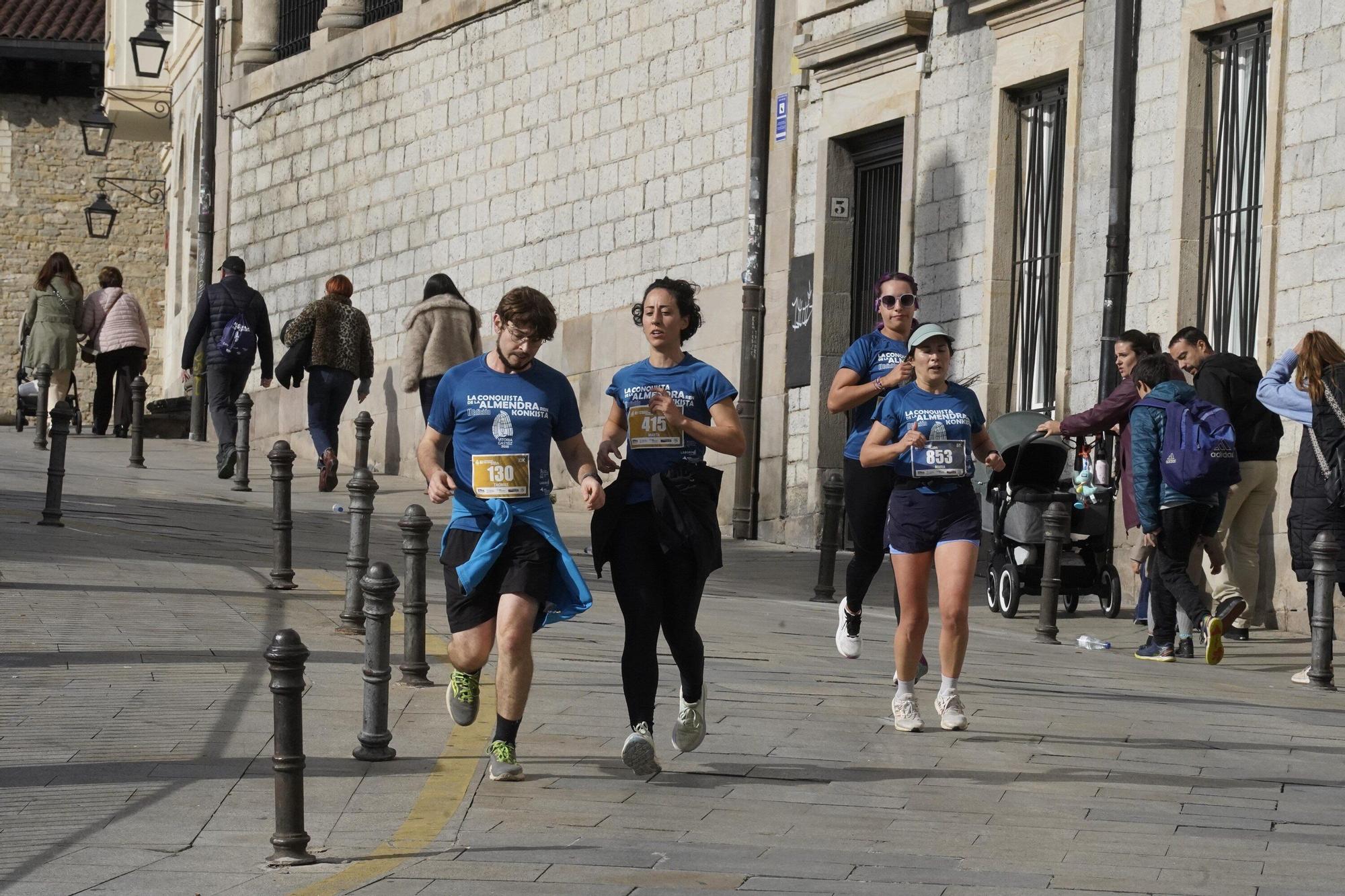 En imágenes: Miles de personas conquistan la Almendra de Gasteiz