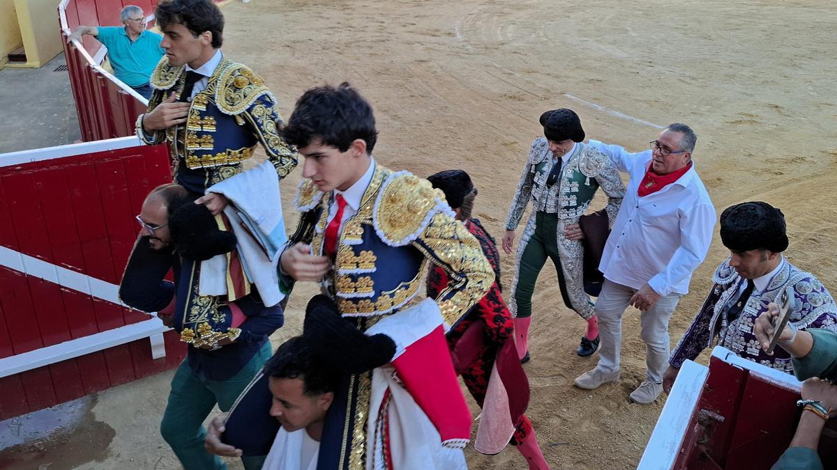 Puerta grande de Capdevila, González y ‘Pincha’ (a pie, detras).
