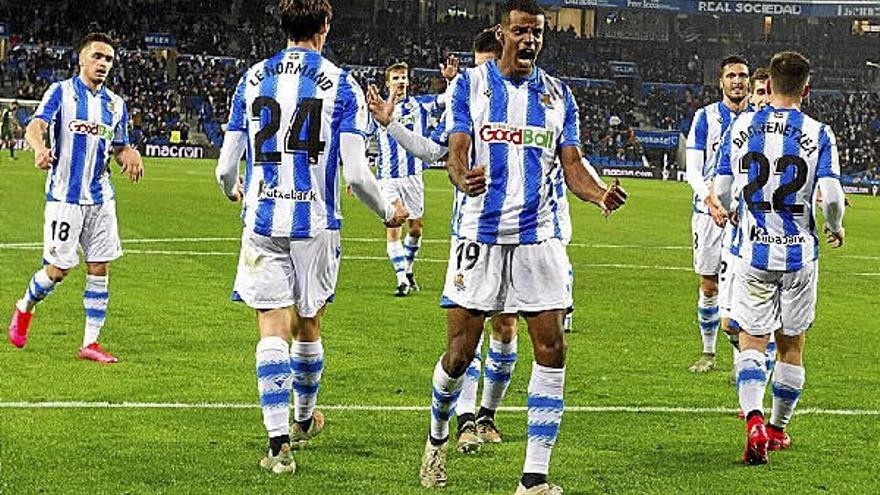 Los jugadores realistas celebran el gol de Isak, el segundo que marcó ayer la Real al Espanyol.