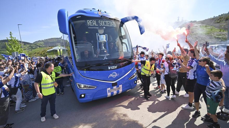 Los héroes de la Copa llegan a Zubieta: emocionante recibimiento a la Real
