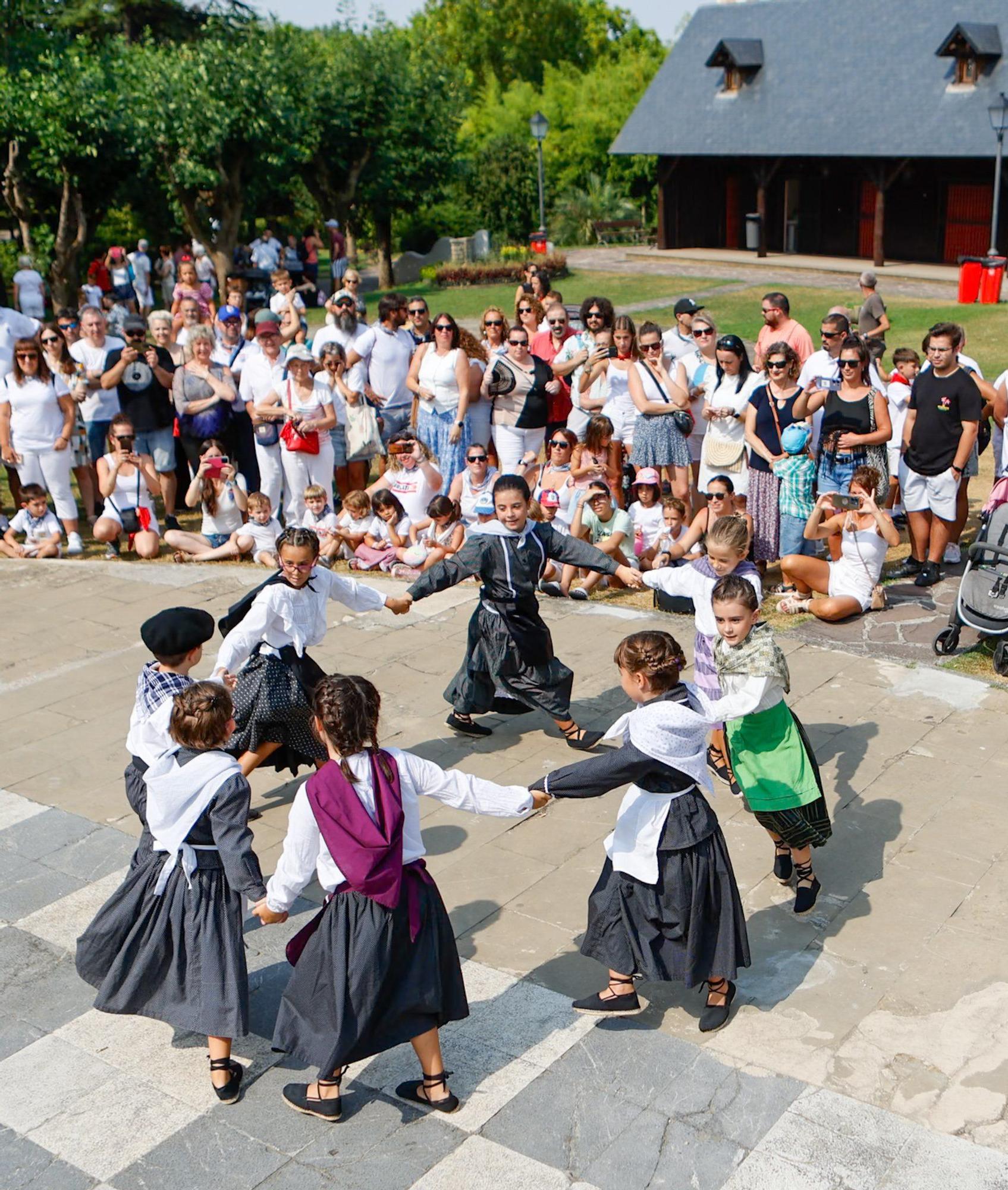 Fotos del chupinazo infantil en fiestas de Burlada 2025