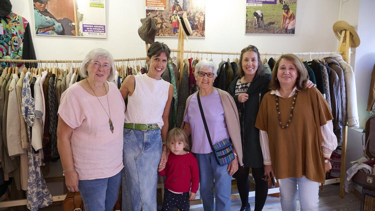 De izda a dcha, Laura Irurzun, Juani Maquirriain, Maria Puy Urdiáin, Isabel Alfaro y Patricia Palmieri, con la niña Seia Robledo, en la nueva tienda de Curia 25. De izda a dcha, Laura Irurzun, Juani Maquirriain, Maria Puy Urdiáin, Isabel Alfaro y Patricia Palmieri, con la niña Seia Robledo, en la nueva tienda de Curia 25.