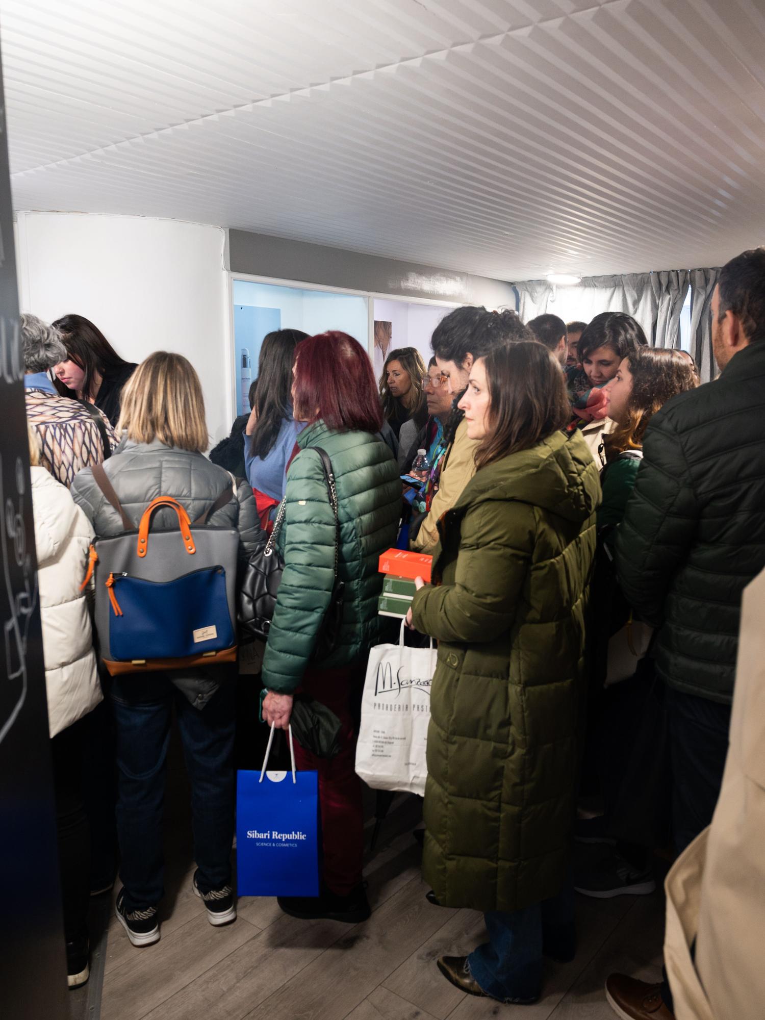 Colas el pasado jueves en el interior de la nueva tienda efímera de Sibari Republic en Vitoria