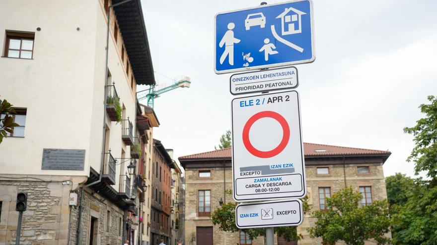 Entre 50 y 80 vehículos al día se cuelan en la zona de bajas emisiones de Vitoria sin cumplir la normativa