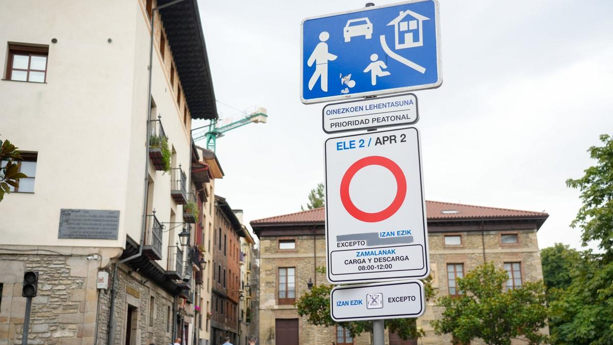 Señal de zona de bajas emisiones en Aldabe.