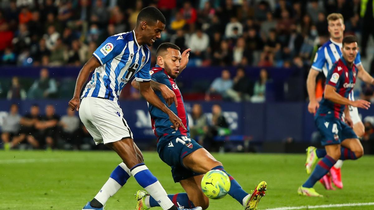 El exrealista Isak pica el balón en un partido ante el Levante.