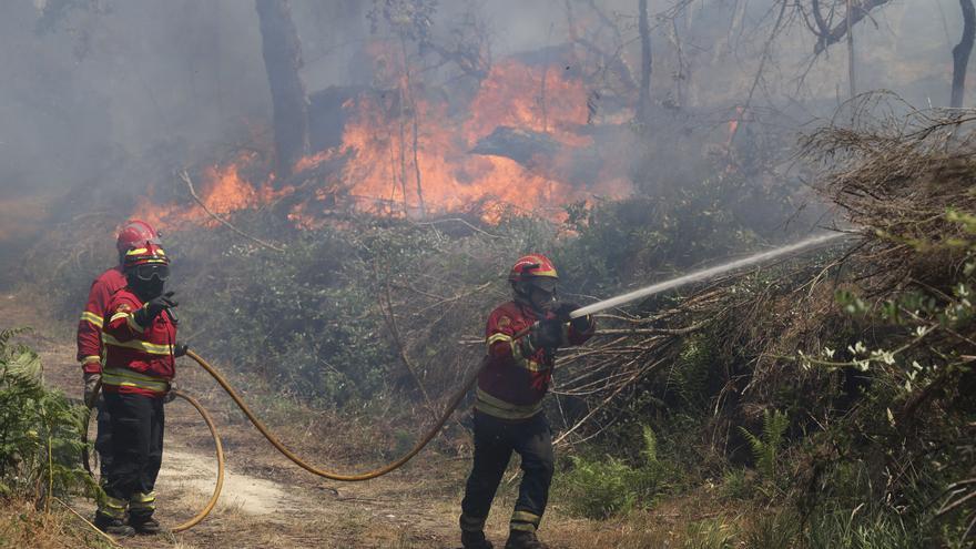 Más de un millar de bomberos combaten el incendio de Vouzela (Portugal)