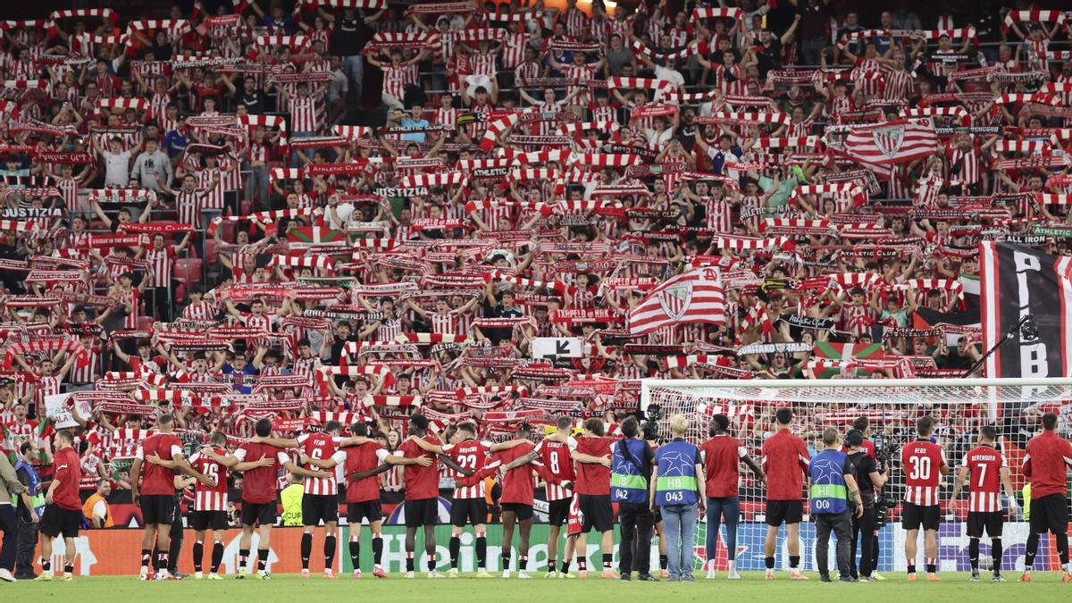 Los jugadores del Athletic celebran con la afición, al término del partido de Liga de Campeones que Athletic Club y FK Qarabag han disputado este miércoles en el estadio de San Mamés
