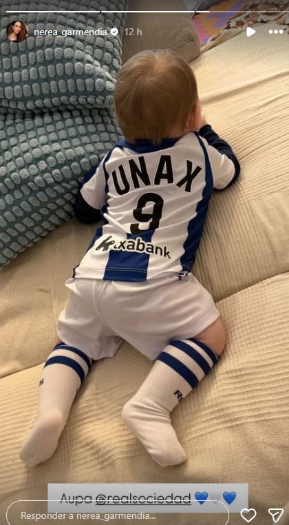 Unax, el hijo de Nerea Garmendia, con su camiseta de la Real Sociedad