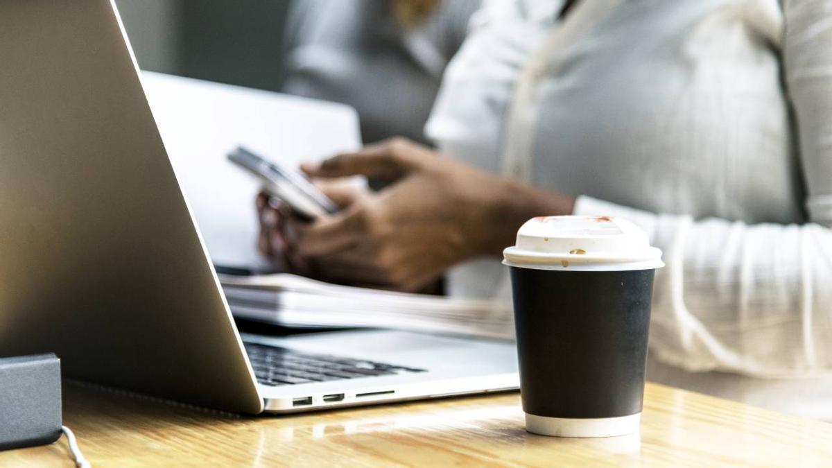&quot;Si dejas de hacer la pausa para el café, al cabo de 10 años puedes tener 10.000 euros&quot;