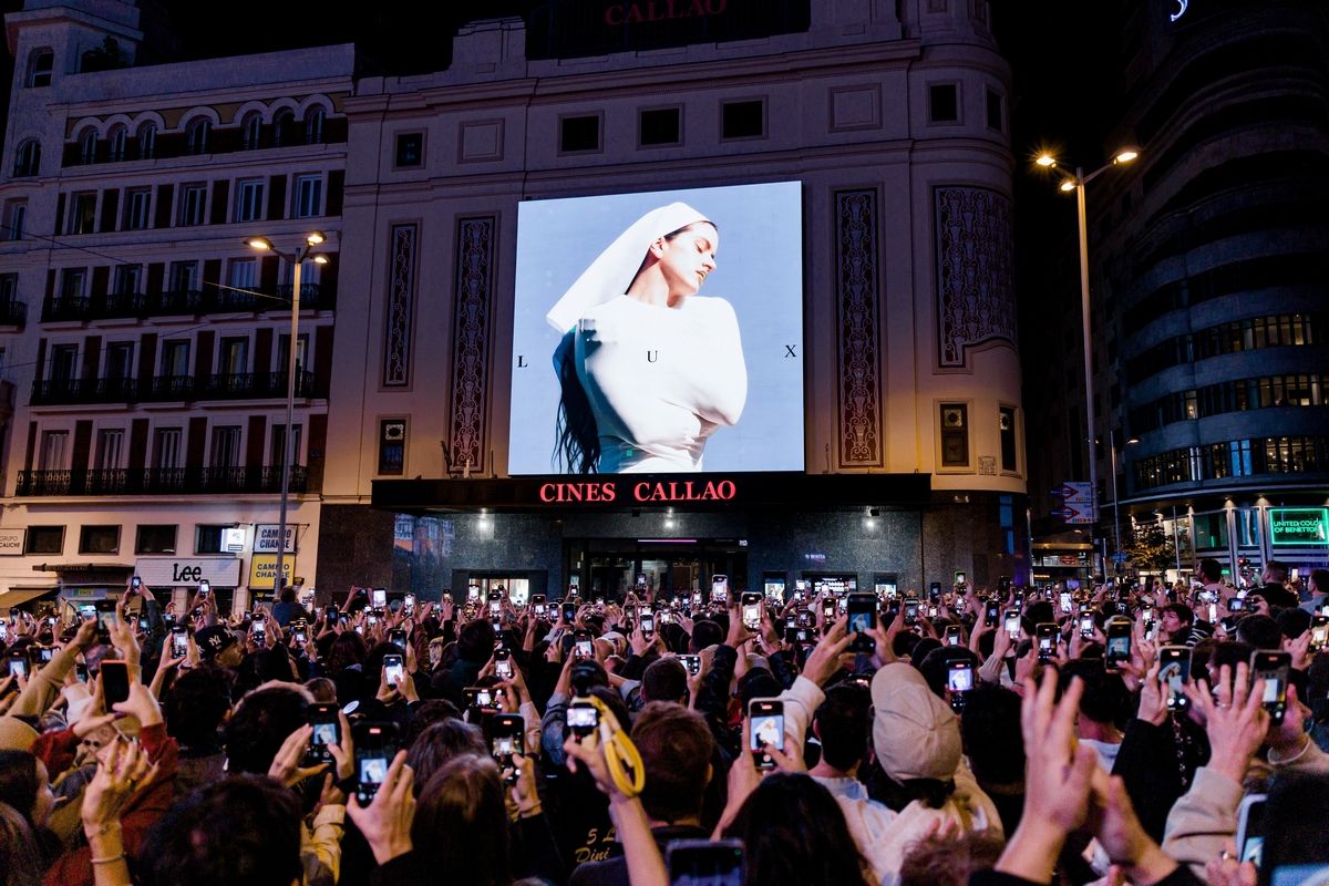 Rosalía presenta su disco en las pantallas de Callao y desaparece entre miles de fans