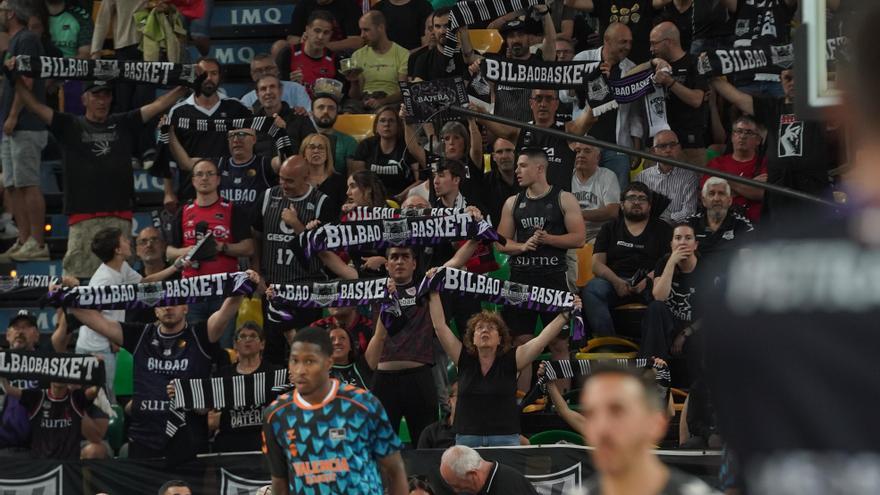 Marea negra en Miribilla: la afición del Surne Bilbao responde al llamamiento ante el Valencia