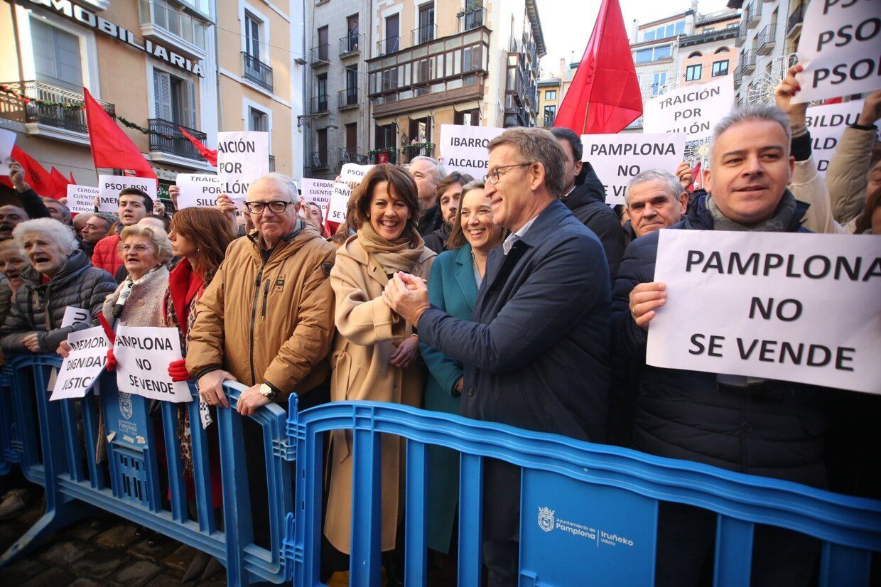 Imágenes de la concentración contra la moción de censura en Iruñea