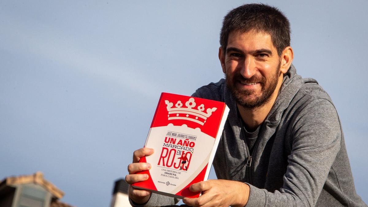Jose Mari Jaurrieta posa con su libro
