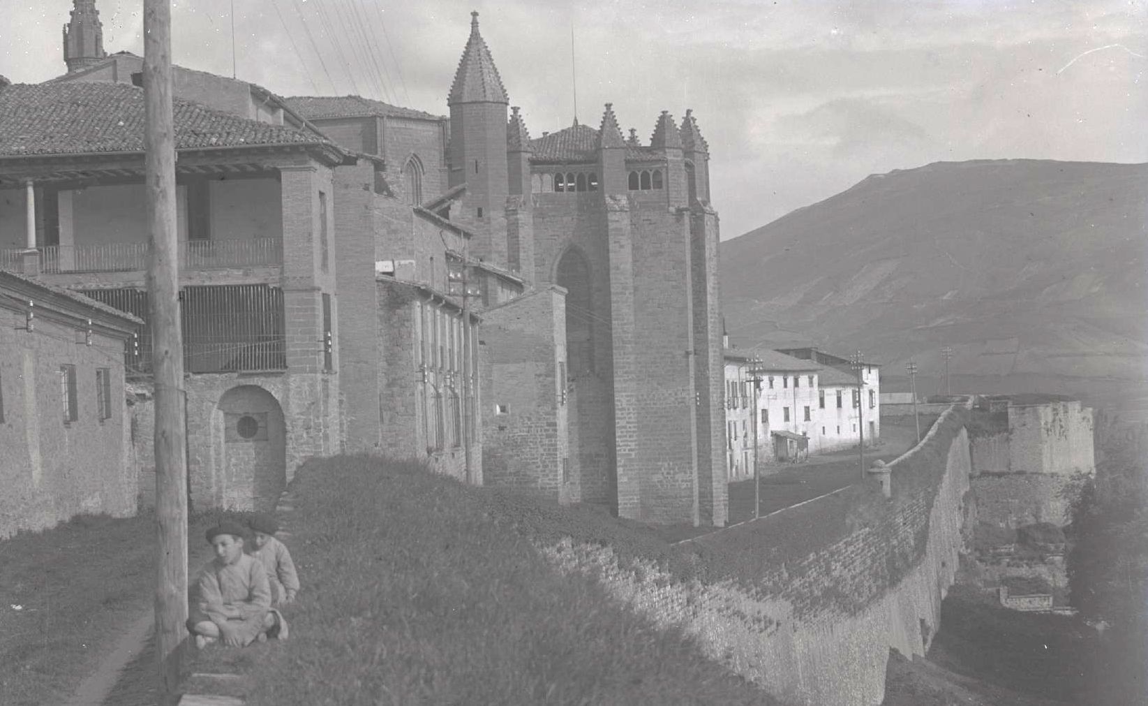 Vista general de la ronda del obispo Barbazán en Pamplona, tomada desde el sureste en el año 1901.