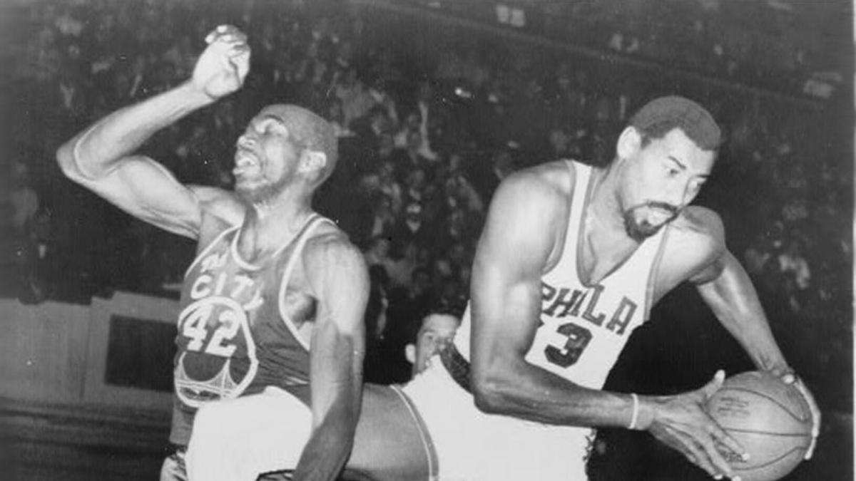 En la imagen Wilt Chamberlain, cazando un rebote.