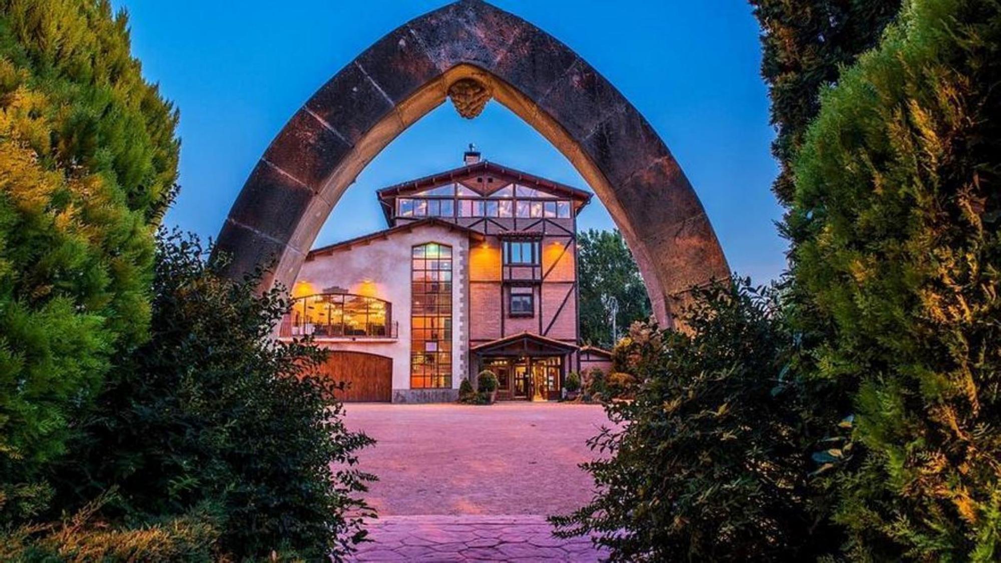 Entrada del restaurante del centro temático del vino Villa-Lucía en Laguardia