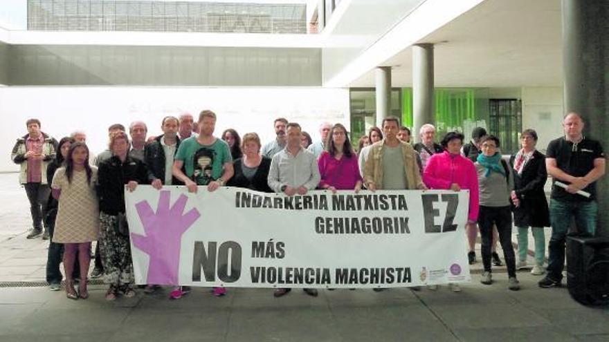 Vecinos y corporativos rechazaron ayer la agresión sexual del día 24 en Noáin a una vecina del valle.