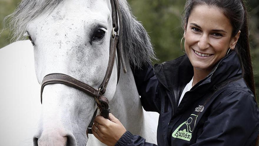 Belén y ‘Pegasus’, un pura raza español en el que destaca la nobleza, forman el equipo Equitén (‘www.equiten.es’).