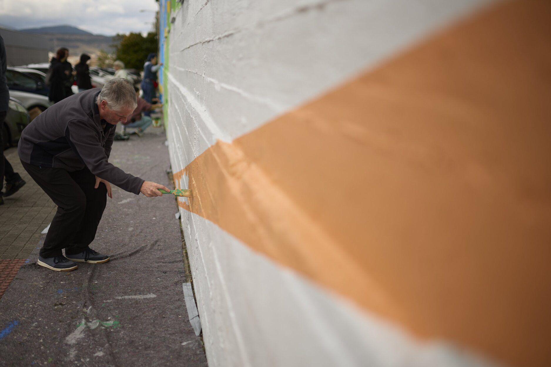 ASORNA cierra la Semana Internacional de las Personas Sordas creando un mural colectivo en su sede