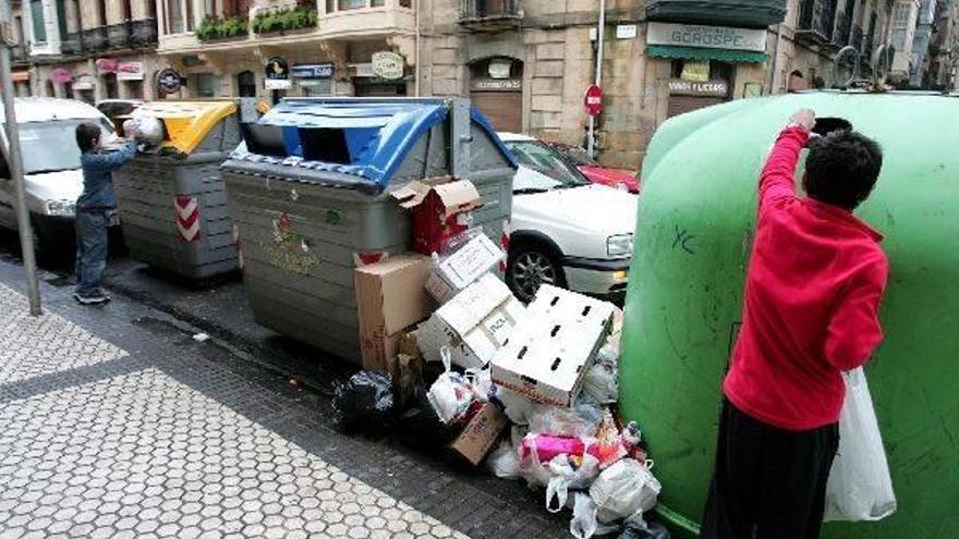 El Gobierno aprueba congelar la tasa  de basura doméstica y subir el IBI un 5%