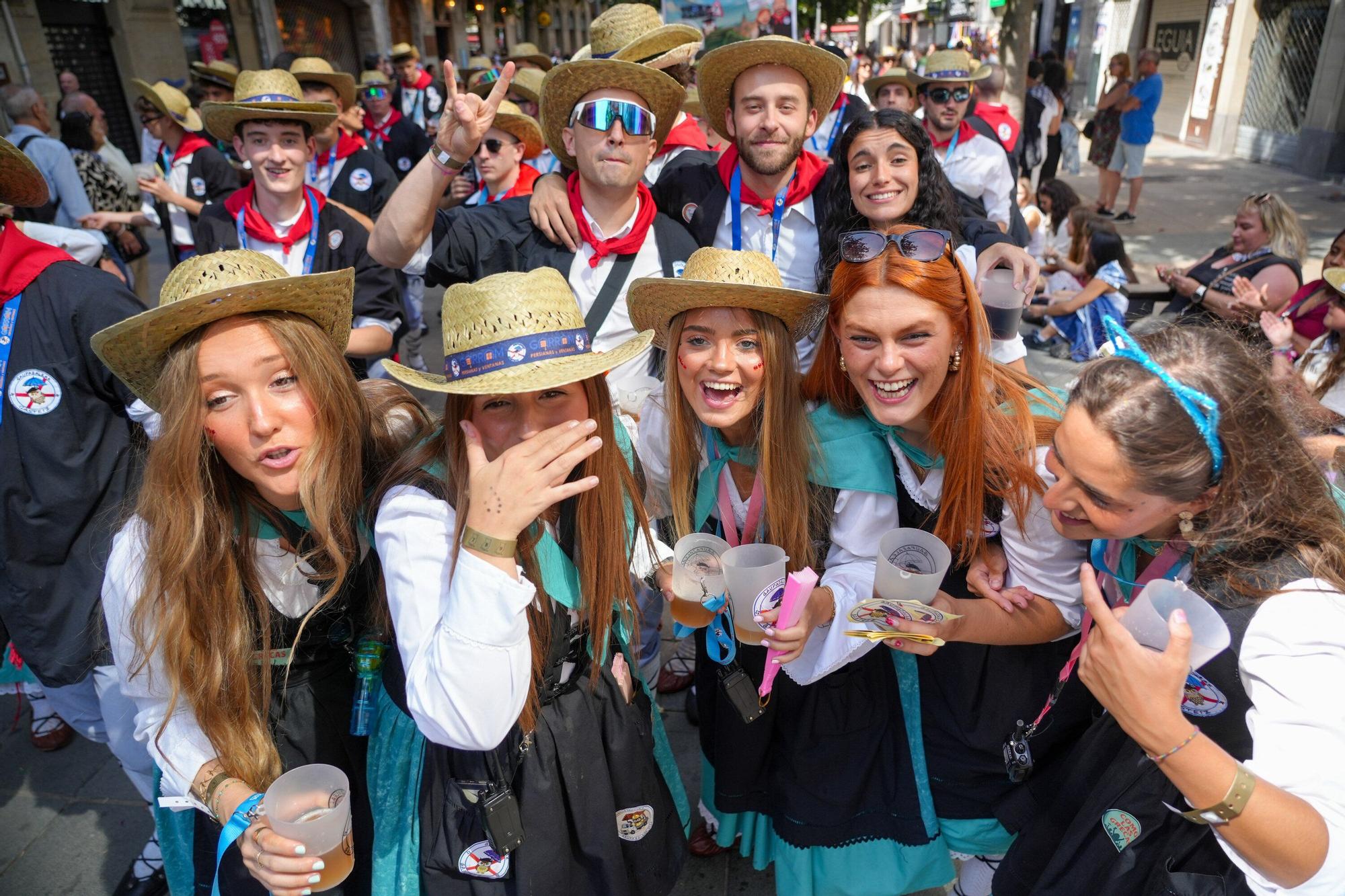 En imágenes: Blusas y neskas desfilan en el primer paseíllo