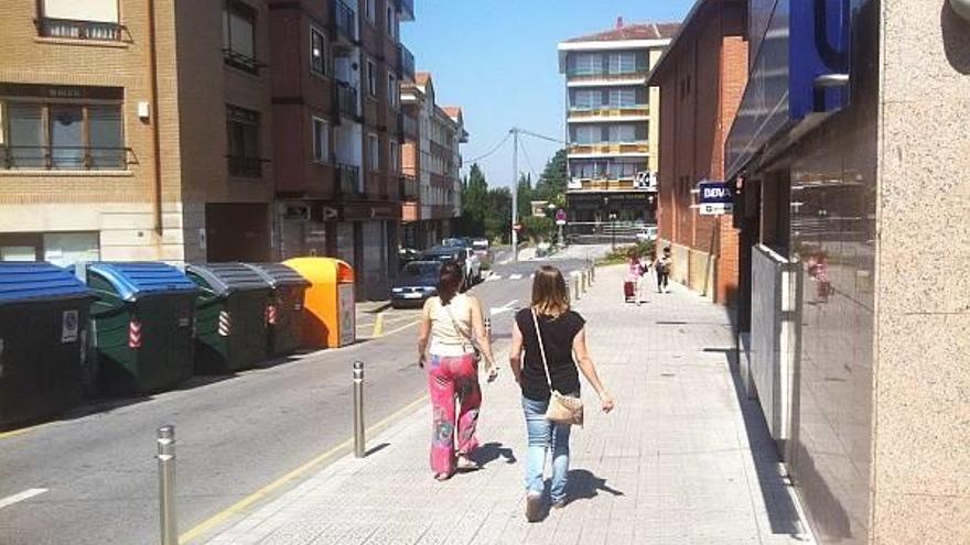 Unas jóvenes pasean por las calles de Derio, uno de los municipios del valle que forman parte de este proyecto.