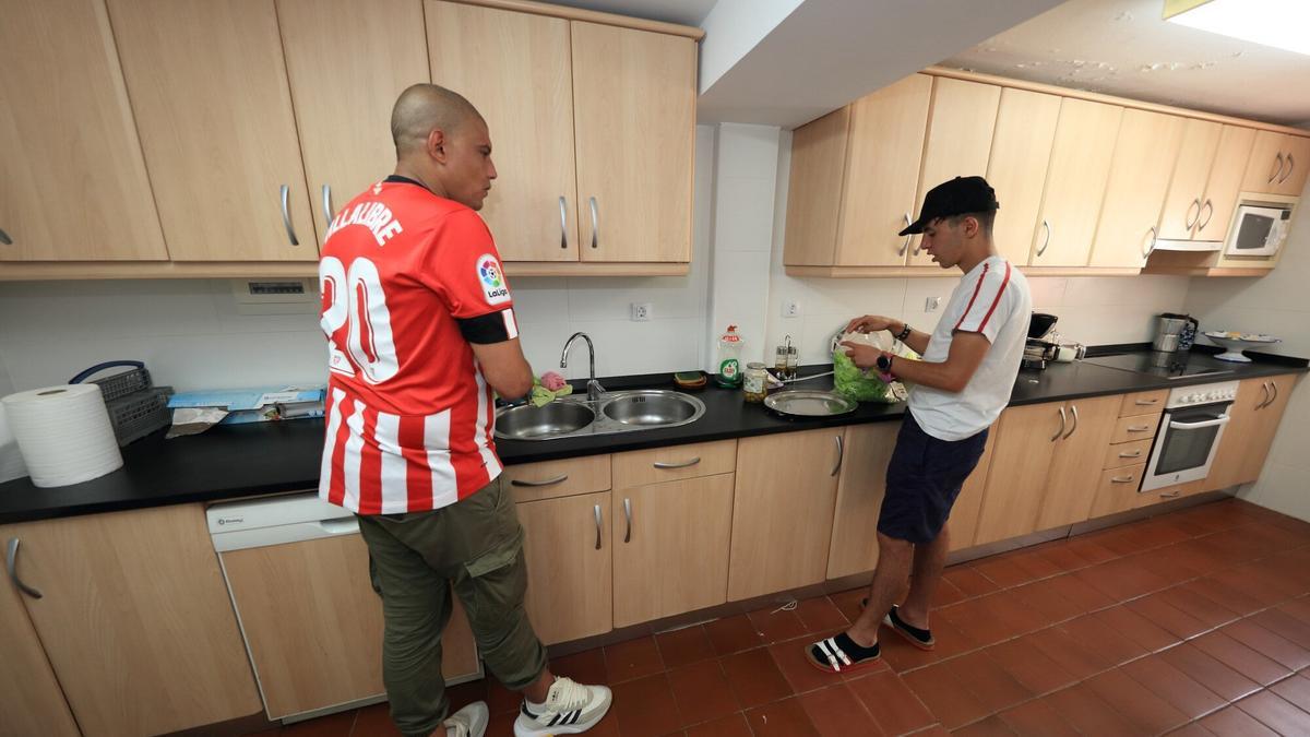 Parte del grupo preparan la ensalada de lechuga