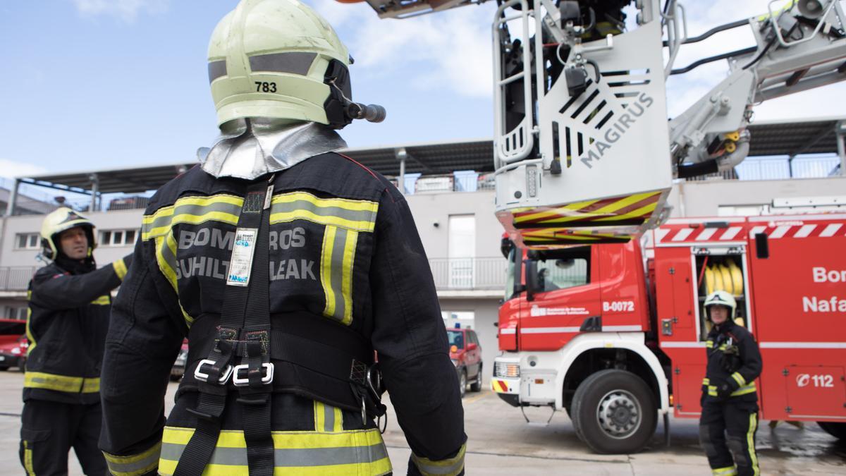 Efectivos de Bomberos realizan trabajos dentro del parque.