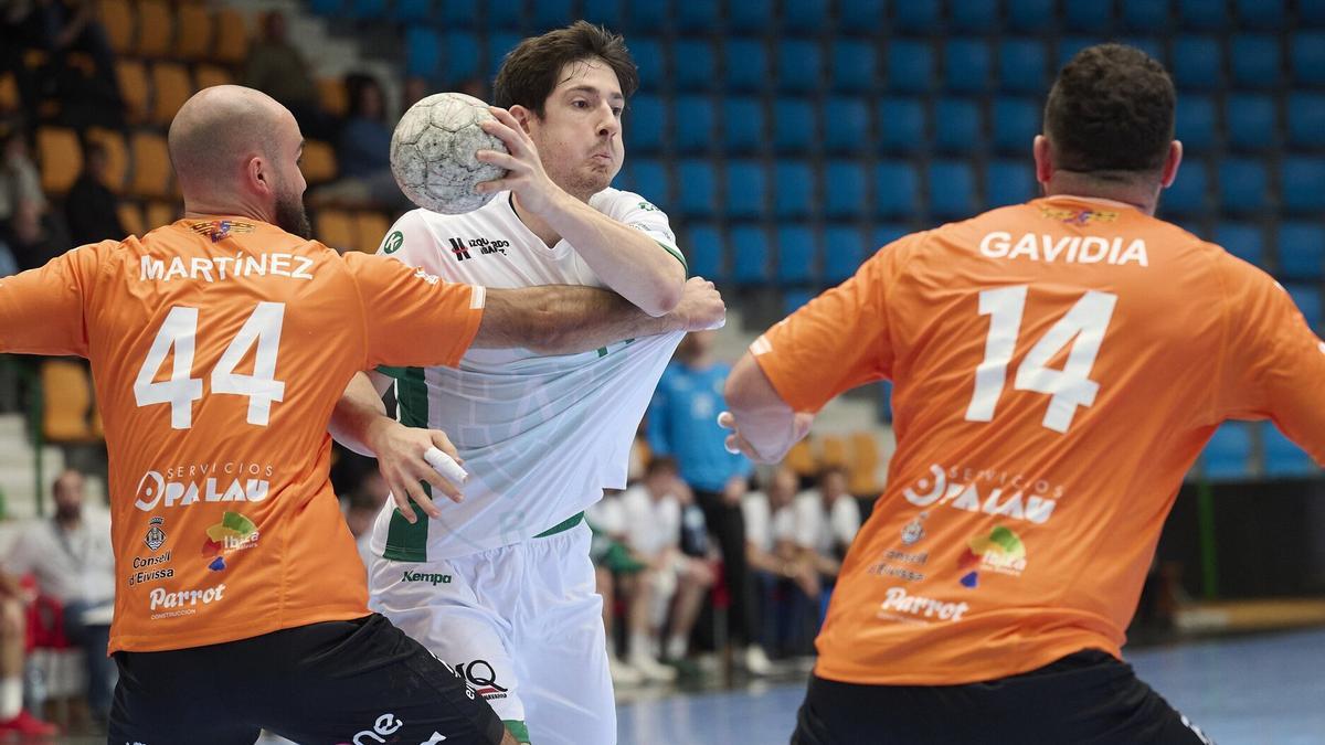Julen Elustondo, autor del gol de la victoria, encara a dos rivales del HC Eivissa.