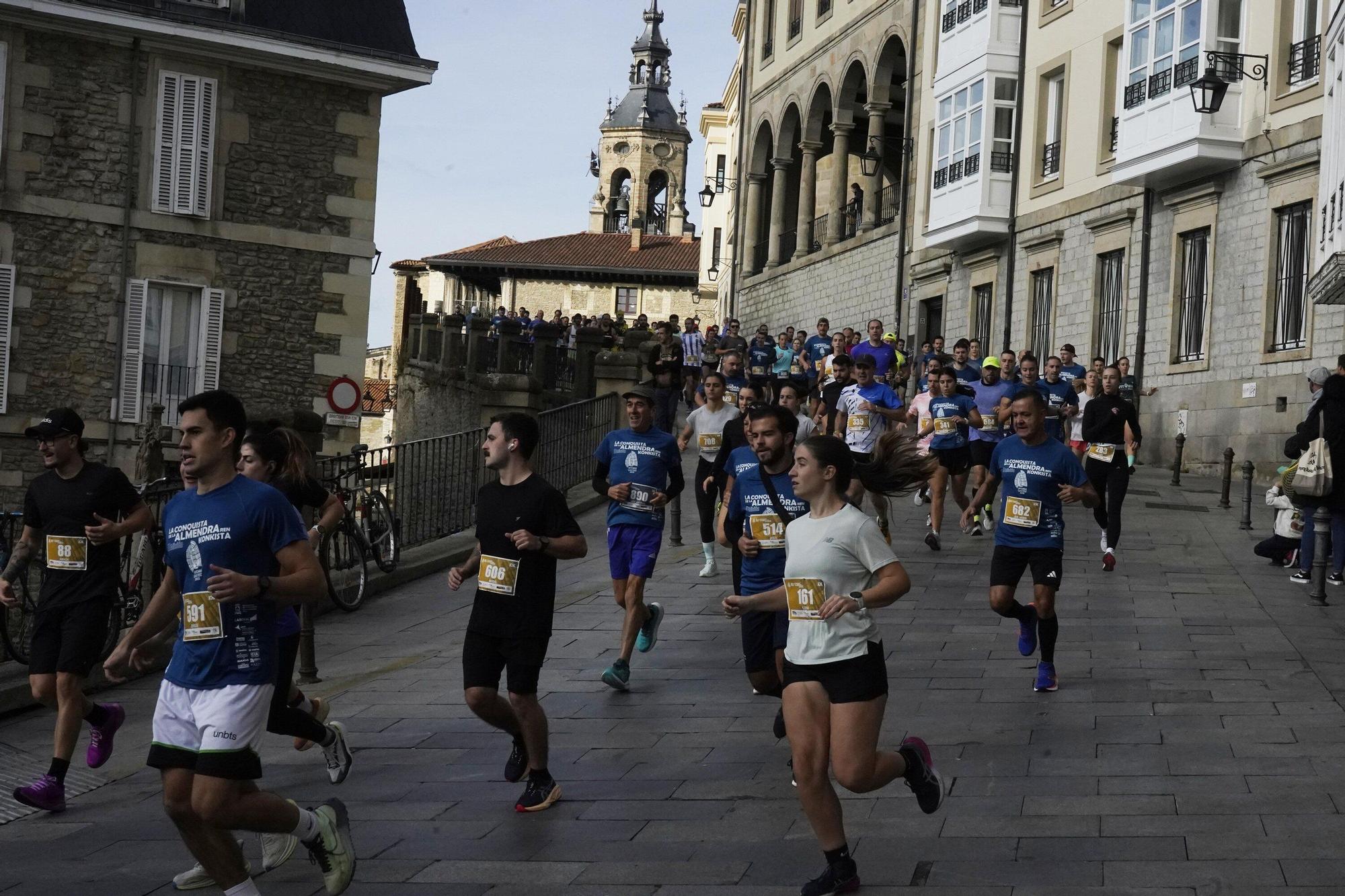En imágenes: Miles de personas conquistan la Almendra de Gasteiz