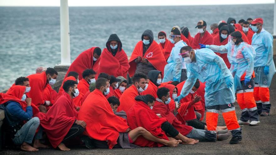 Sanitarios atienden a los migrantes a su llegada al puerto