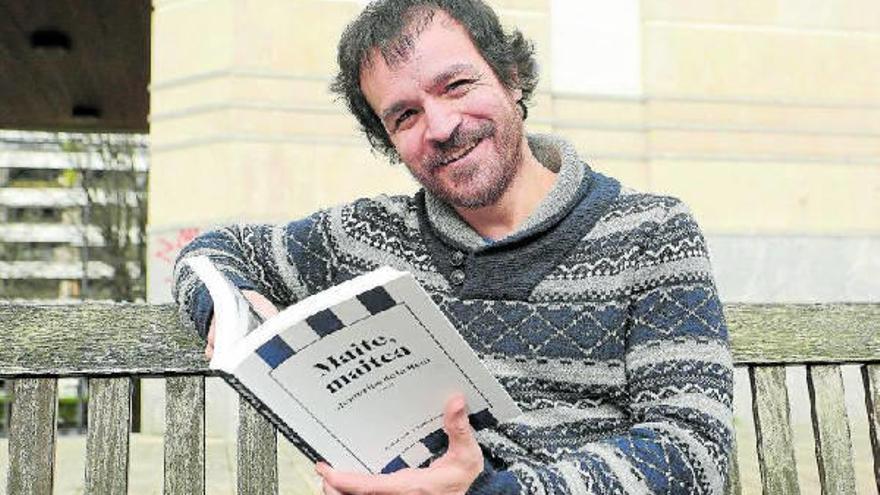 Xabier Rodríguez posa con el segundo volumen de su libro ‘Maite, maitea’  a las puertas de este periódico.