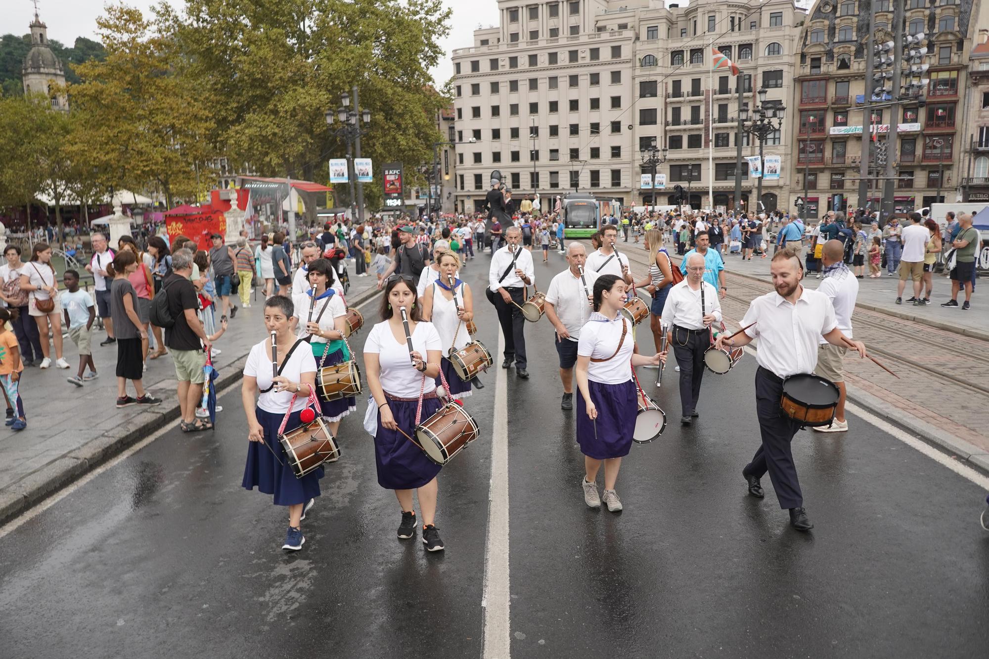 Desfile de gigantes y cabezudos en Aste Nagusia