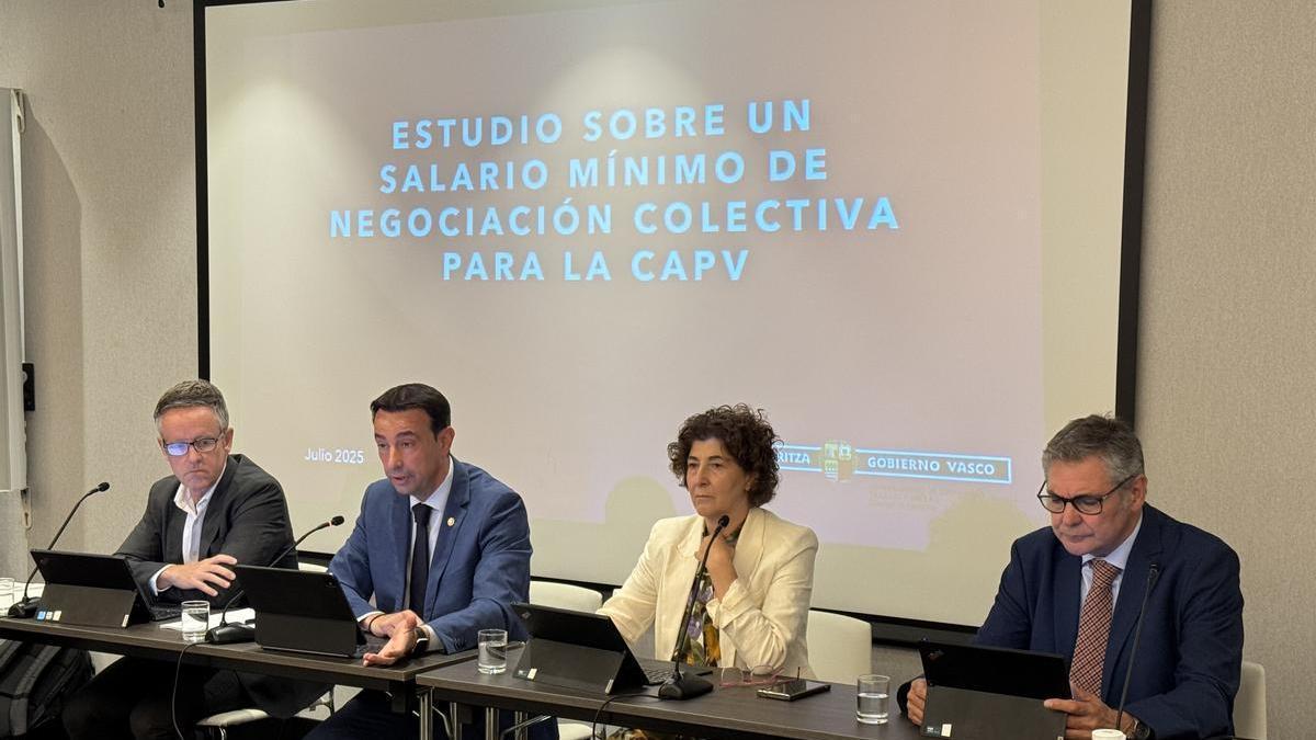 El vicelehendakari segundo y consejero de Economía, Trabajo y Empleo, Mikel Torres, durante la presentación del &#039;Estudio sobre un Salario Mínimo de Negociación Colectiva para la Comunidad Autónoma del País Vasco&#039;.