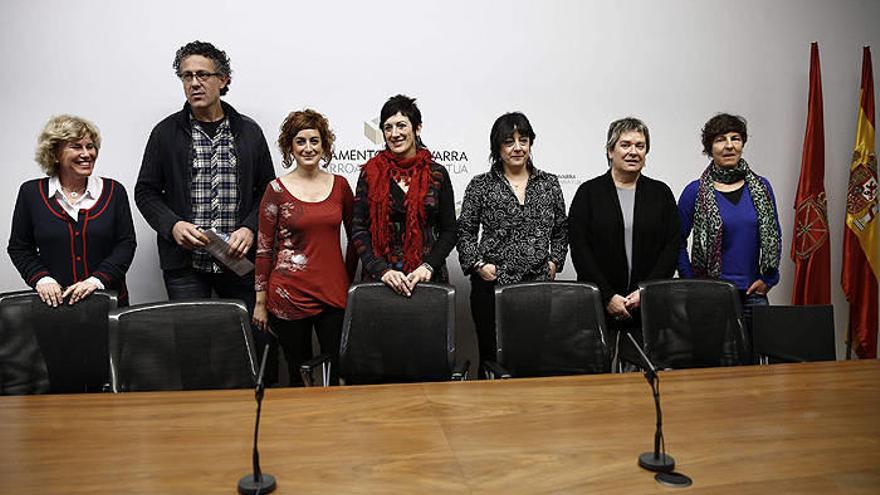 Los diputados de Amaiur Xavier Mikel Errekondo (2i) y Maite Aristegui (4i), junto a las parlamentaria de Bildu en Navarra Bakartxo Ruiz (3i) y Miren Aranoa (i), la parlamentaria de Aralar-Nabai Asun Fernández de Garaialde (3d) y las parlamentarias de EH B