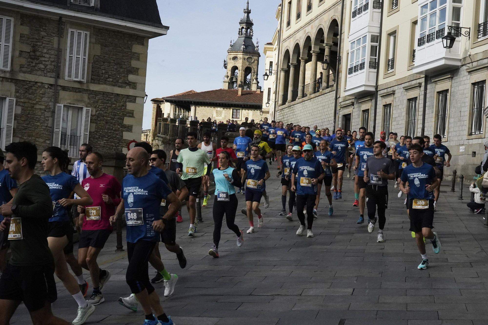 En imágenes: Miles de personas conquistan la Almendra de Gasteiz